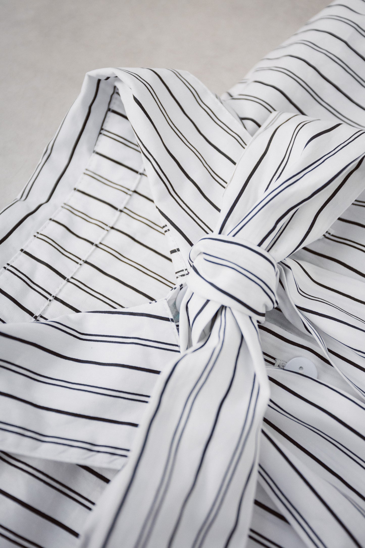 DIGMAJE STRIPE TIE BLOUSE